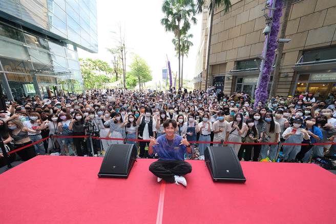 鼓鼓昨在高雄舉辦「聽到請回答Connecting…」簽票會（相信音樂提供）