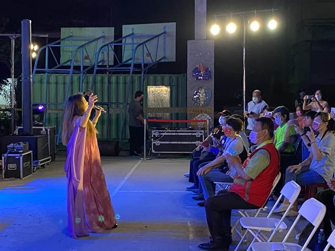 「忆曲来台东」艺术下乡巡演首场9日晚间在台东县延平乡热闹开唱。（蔡旻妤摄）