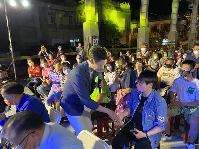 「忆曲来台东」艺术下乡巡演首场9日晚间在台东县延平乡热闹开唱。（蔡旻妤摄）