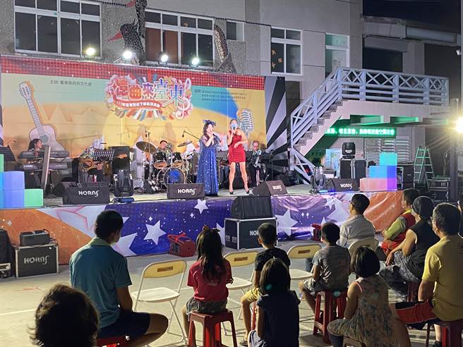 「忆曲来台东」艺术下乡巡演首场9日晚间在台东县延平乡热闹开唱。（蔡旻妤摄）