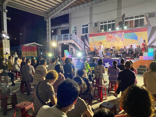 「忆曲来台东」艺术下乡巡演首场9日晚间在台东县延平乡热闹开唱。（蔡旻妤摄）