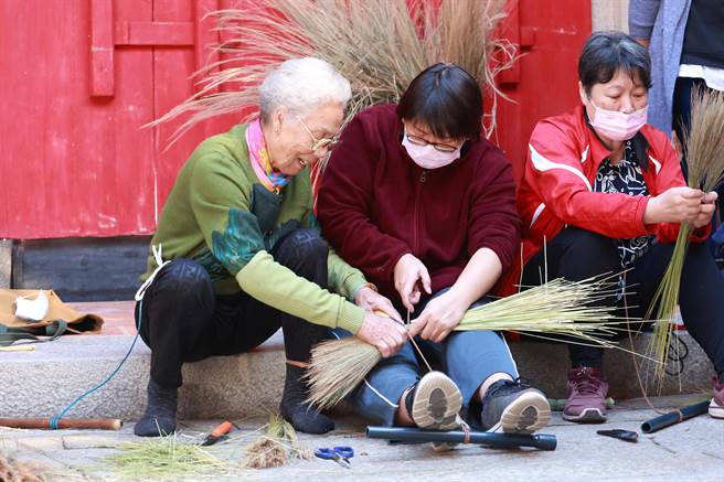 活動採防疫分流小班制教學，邀請山后聚落編製傳統掃把長者現場指導。（金管處提供，鐘立偉攝）