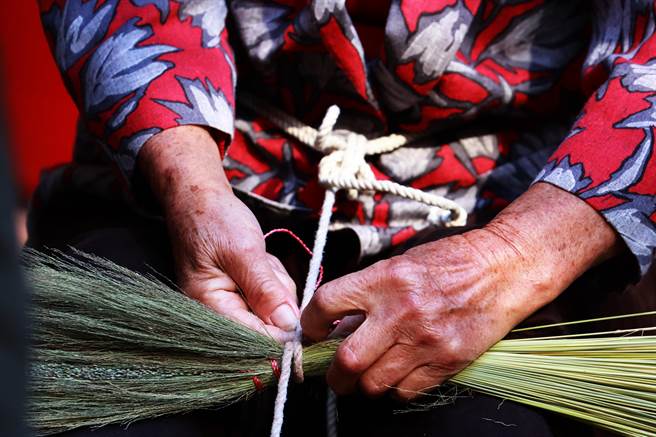 現場邀請山后聚落編製傳統掃把長者現場指導。（金管處提供，鐘立偉攝）