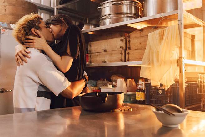 朱轩洋和蔡淑臻在《女外科》和蔡淑臻大谈姐弟恋。（公视提供）