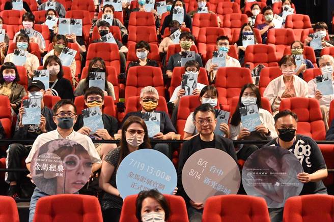 金马影展台中场8月3日将在新光影城登场，并自7月19日起启售预售票；执行长闻天祥昨受邀至台中主讲选片指南，介绍经典好片，因幽默风趣、妙语如珠，现场笑声不断。（中市府新闻局提供／谢琼云台中传真）