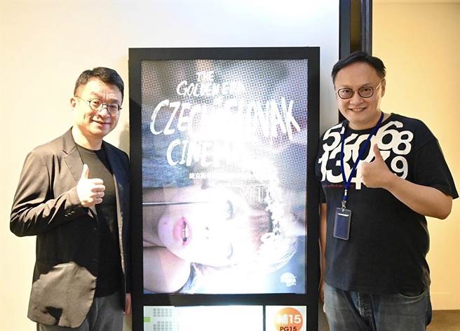 台中市新闻局长郑照新（右）与金马影长执行长闻天祥（左）合影，他呼吁民眾踊跃购票观影，还有机会收藏限量精美满额礼。（中市府新闻局提供／谢琼云台中传真）