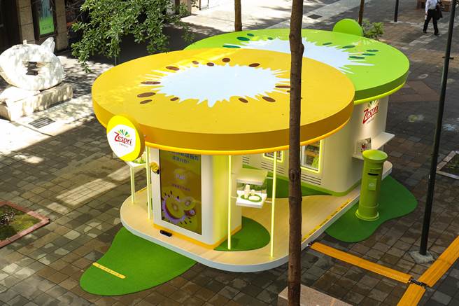 Zespri以金黄色、绿色抢眼设计展示产品正能量，并吸引民眾上门同乐。（Zespri提供）