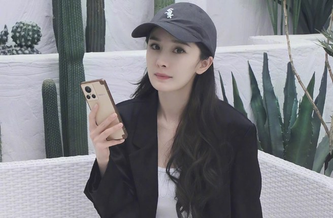 楊冪最新傷勢與病況曝光，粉絲團透露她接受了長沙數一數二專家的醫治，如今已平安返家靜養。(翻攝自嘉行楊冪工作室微博)