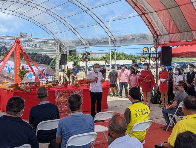 新北市長侯友宜今日受訪時，對近期是否宣布競選連任的問題仍不鬆口，他強調，新北市擁有自己的光榮感跟歸屬感，新北市絕對勇敢地做自己。(黃敬文攝)