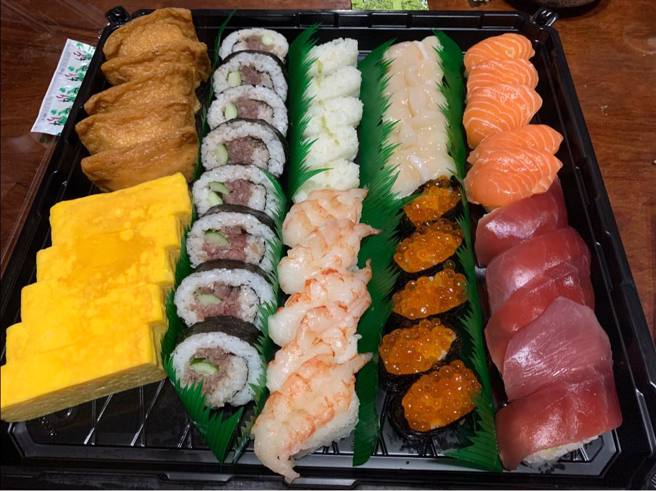 一名男网友抱怨，近日到好市多购买寿司派对盒，一盒口味多达8种，但他回家后才发现，其中5贯寿司上面只有少许的芥末酱，令他傻眼。（图／翻摄自Costco好市多 商品经验老实说）