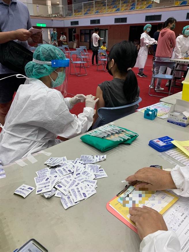 宜兰县今（10日）新增726个确诊者，1名死亡个案，目前本土累计80281个案例；卫生局表示，已在7月8日获中央配送6000剂Novavax疫苗，目前县内41家合约医疗院所开放预约中。（宜兰县卫生局提供／吴佩蓉宜兰传真）