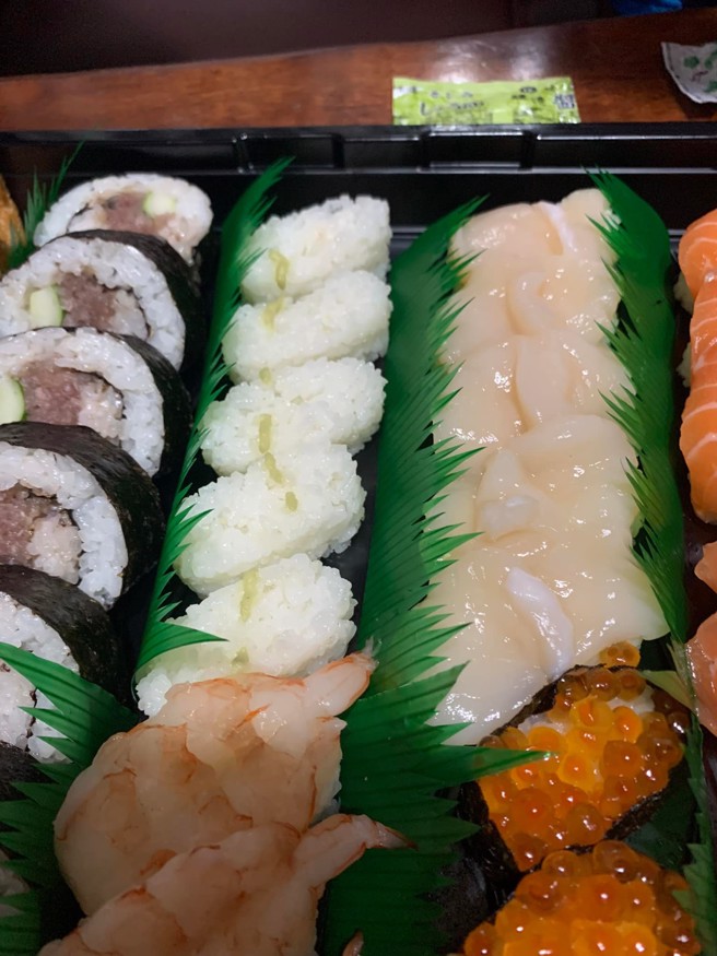 原PO说，当天在卖场生鲜熟食区随手拿了一盒849元的寿司派对盒，结果回到家仔细一看发现，其中5贯寿司只有醋饭，醋饭上有少许的芥末酱。（图／Costco好市多 商品经验老实说）