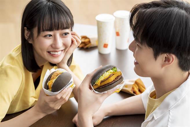 麦当劳首度使用艾登起司制成微牵丝起司排，加入杰克起司酱与切达起司片，打造「微牵丝起司排双牛堡」与「微牵丝起司排脆猪堡」。（麦当劳提供）