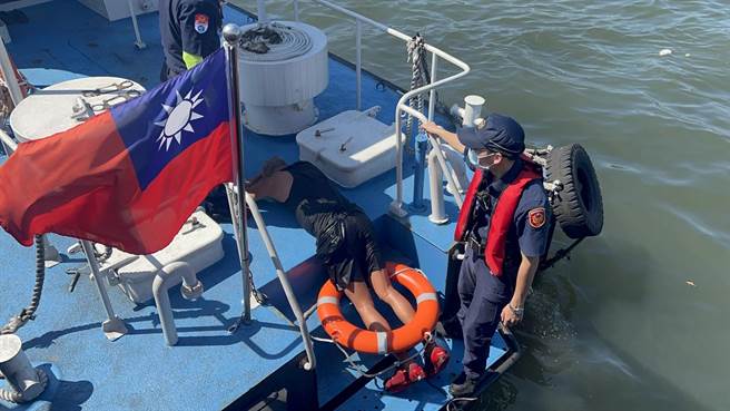 基隆和平岛社灵庙今日举行王船祭，老翁意外坠海。（陈彩玲摄）