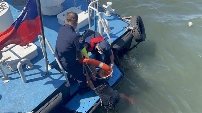 基隆和平岛社灵庙今日举行王船祭，老翁意外坠海。（陈彩玲摄）