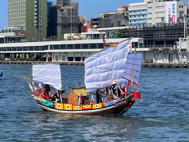 基隆和平岛社灵庙今日举行王船祭，下午2时许抵达基隆港。（陈彩玲摄）