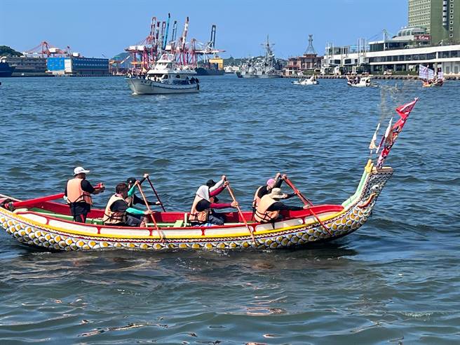 王船带领数十艘渔船绕行港口。（陈彩玲摄）