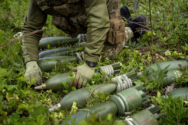 乌克兰媒体报导，乌军已经收到了一批来自台湾的60公厘迫击炮弹，这批弹药上头印有中文繁体字。图为乌军准备向俄军阵地发射迫击炮弹，非来自台湾的迫击炮弹。（资料照／美联社）