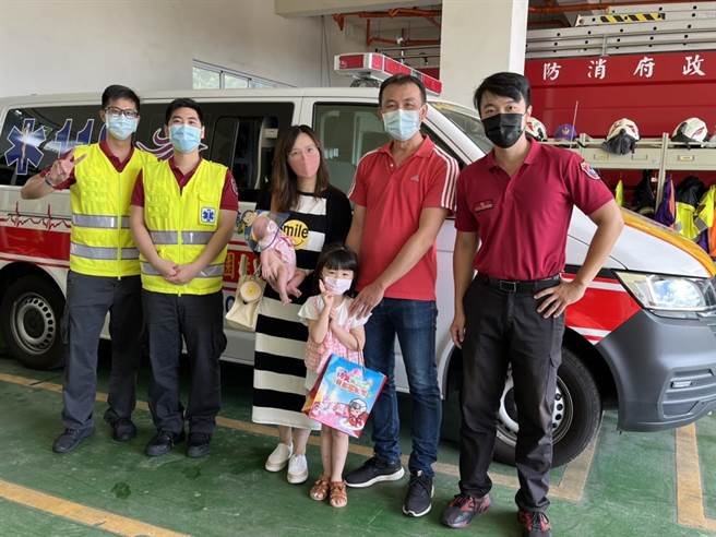 孕妇10日带着婴儿、丈夫到分队道谢并分享喜悦。（茄苳分队提供／陈梦茹桃园传真）