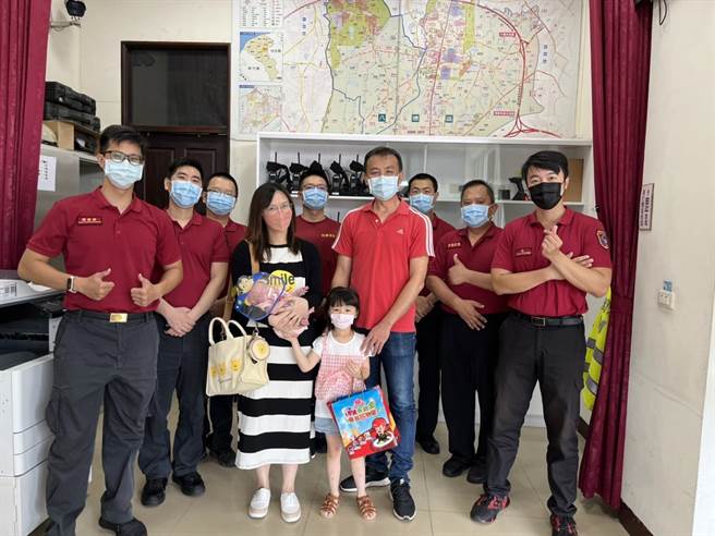 孕妇10日带着婴儿、丈夫到分队道谢并分享喜悦。（茄苳分队提供／陈梦茹桃园传真）