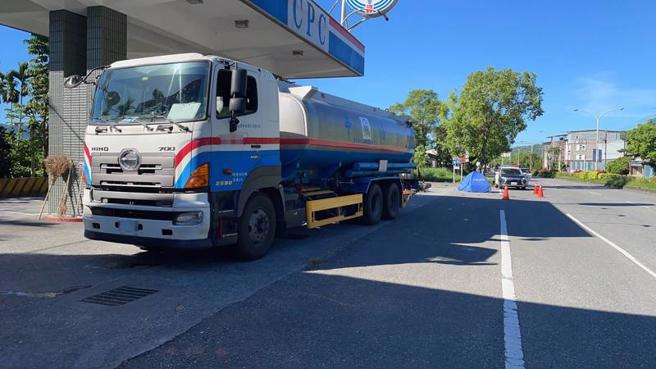 花蓮壽豐鄉省道台9線201.5公里處10日上午一輛油罐車疑因變換車道不當，與同向的機車擦撞，女騎士頭部遭油罐車輾壓，當場死亡。（圖/ 中央社）
