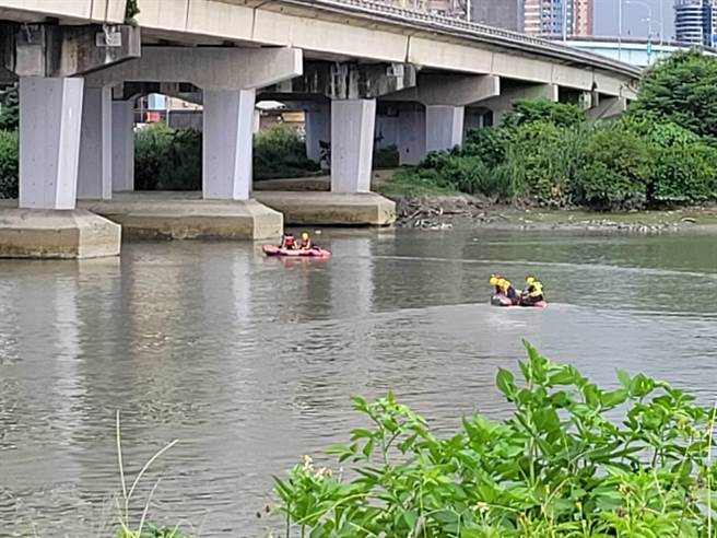 今日下午驚傳名年約40歲的男子落水，警方發現橋上遺留手機，目前消防人員持續搜救中。(黃敬文翻攝)