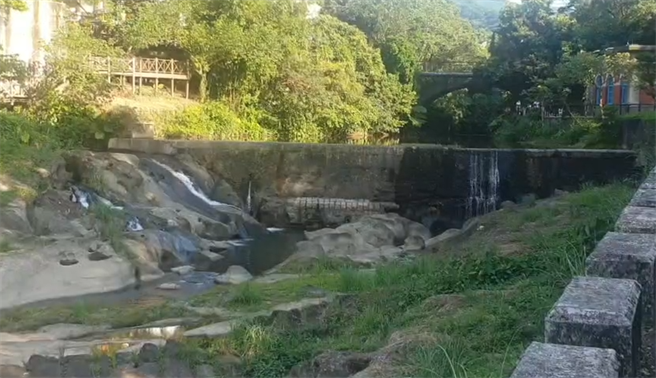 一名年约15岁王姓少年于暖暖净水厂拦沙坝下溺水，送医抢救中。（翻摄照片／陈彩玲基隆传真）