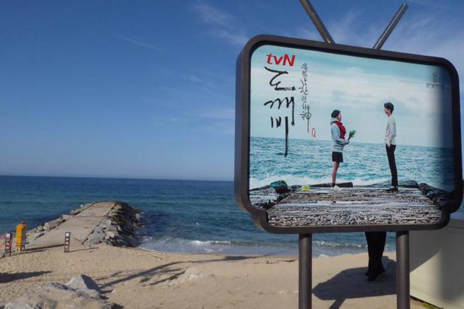 韩国江原道江陵除了ARTE MUSEUM适合拍照外，喜爱韩剧鬼怪的旅客，则是可以顺便到附近的领津海边，朝圣剧中拍摄男主角将荞麦花送给女主角的取景地防沙堤。（图/ 中央社）
