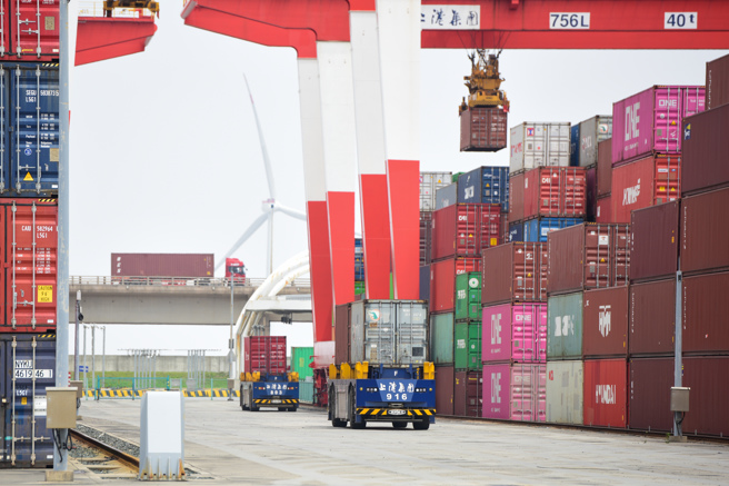 俄烏戰爭讓西方國家警覺擺脫經濟依賴的重要性，但是他們也同時發覺在經濟根本離不開中國。圖為中國上海港因疫情積壓了大量貨物。（圖／中新社）