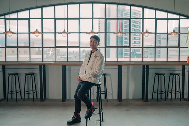 〈明天爱谁〉MV已在陈威全YouTube官方频道播出。（上行娱乐提供）