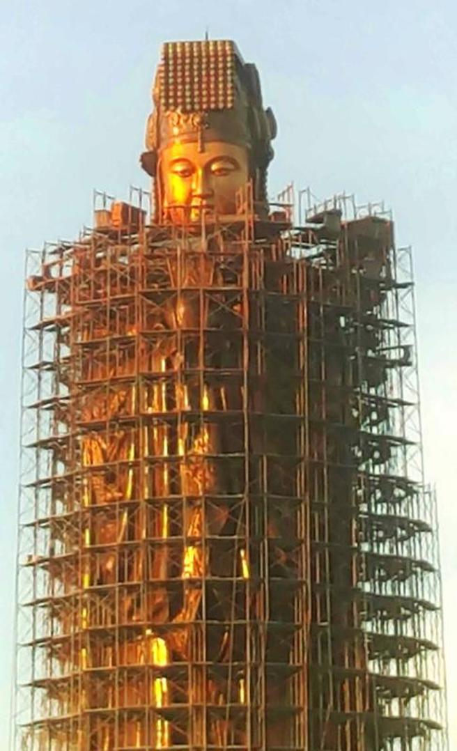 澎湖妈祖文化园区内的妈祖雕像主体完成，48公尺高鹰架9日开始进行拆除，澎湖县政府计画在10月间举行盛大揭幕。（图/ 中央社）
