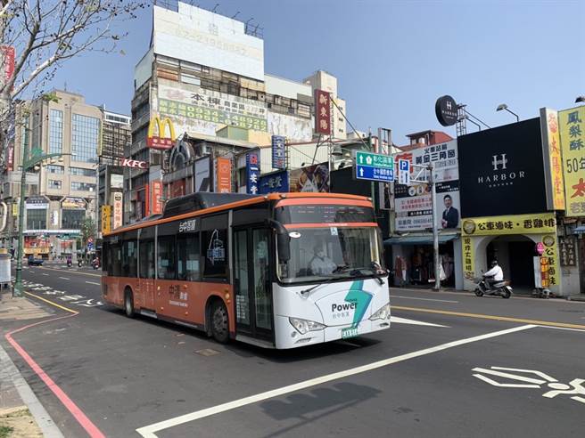 台中市電動公車車頭車尾塗裝，統一採「白底綠閃電」圖案，強調能源、環保與快速便捷意象，車身則依六大幹線專屬色系包裝，方便公車族一眼就能清楚辨識。（交通局提供／謝瓊雲台中傳真）