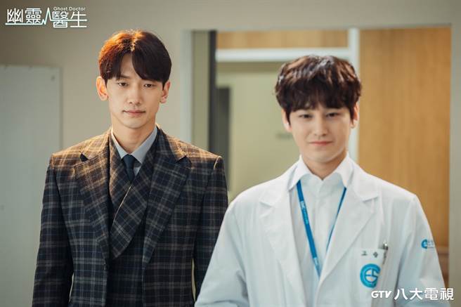 剧中Rain（左）因遇交通意外，意外与值班医生金汎的灵魂、身体结合在一起。（八大提供）