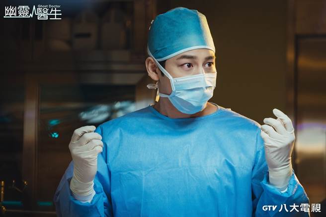 剧中手术室是重要场景，金汎表示是拍这部戏最深刻印象的部份。（八大提供）