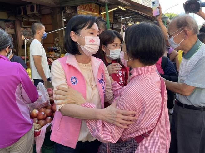 陳其邁9日前往三民區玉皇宮天公廟參拜「成功拔樁」，深藍樁腳玉皇宮主委許文良號召在地國民黨里長到場支持，並公開力挺陳其邁連任，對此，國民黨高雄市長參選人柯志恩則不認為遭到拔樁。（洪浩軒攝）