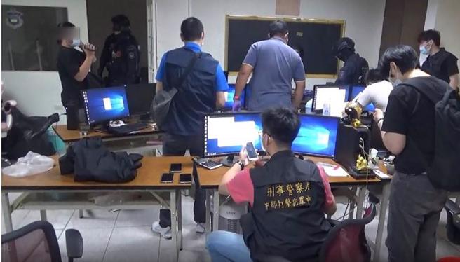 台中市警方日前接獲情資，有博弈機房隱身健身房旁，利用人潮掩護拉攏線上賭客，蒐證後破門查緝，查獲林姓負責人與另2名員工，並查扣嫌犯使用的電腦等證物。（圖/ 中央社）