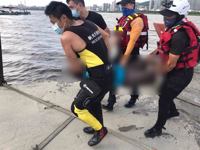 警消赶抵现场进行搜救，在当天下午5点许找到陈姓老翁，但他已无生命迹象，原本预计送往淡水马偕医院急救，但后来家属决定放弃急救。(新北消防局提供)