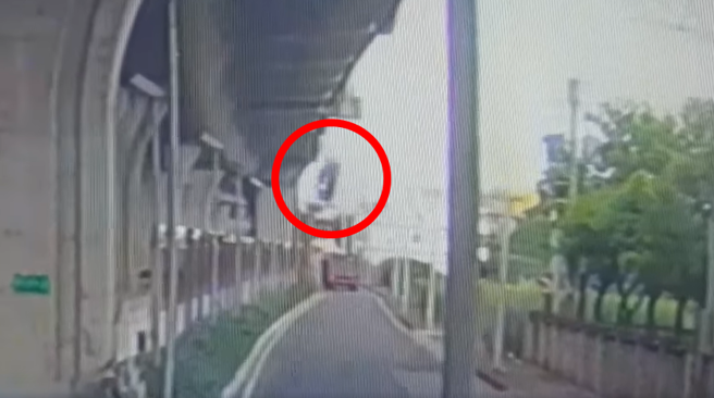 国道四号丰原交流道今（10）发生1辆价值近300万的宾士车自撞护栏后，当场翻落高约14公尺的匝道，男驾驶甚至遭弹飞出车外，重伤仍未清醒。（翻摄自脸书）