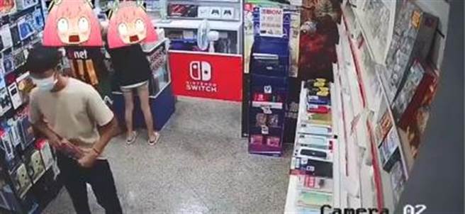 三重有間電玩遊戲店家日前遭到竊賊上門，他假裝上門光顧時，趁店家不注意將2片價值共3780元的NS遊戲片竊走。(店家提供)