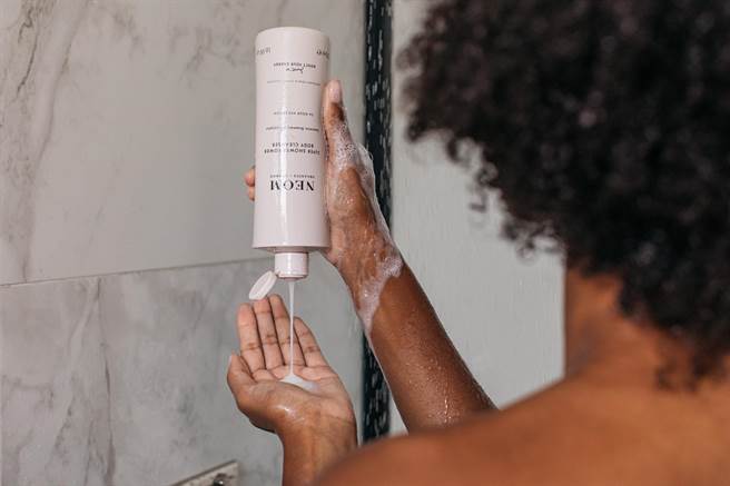 NEOM唤活冰浴洁肤露，100％天然的沁凉绿意香气开启崭新一天。(10／10 HOPE 提供)