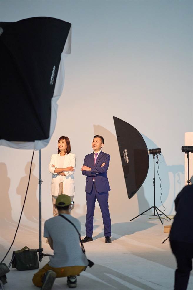 林智坚、沈慧虹「智慧连线」正式投入选战后首度合体同框拍定装照。（民进党提供／陈育贤新竹传真）