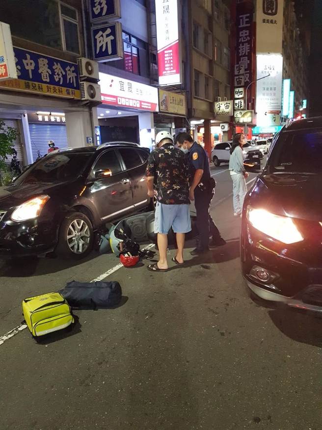 俄罗斯夫妻遭未两段式开门击落，妇人惨遭辗幸无大碍。（翻摄照片／崔正纲高雄传真）