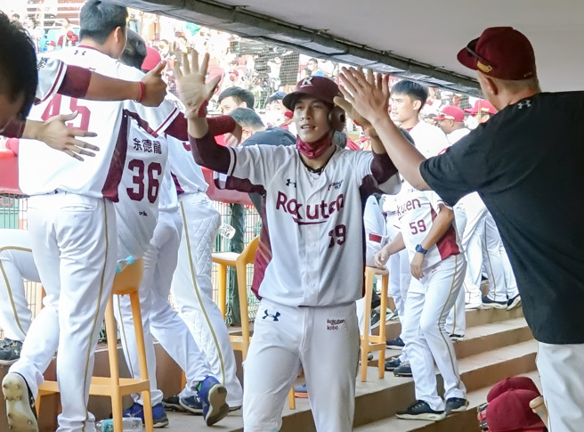 乐天桃猿林立3局下敲出二垒安打逆转战局。（陈麒全摄）