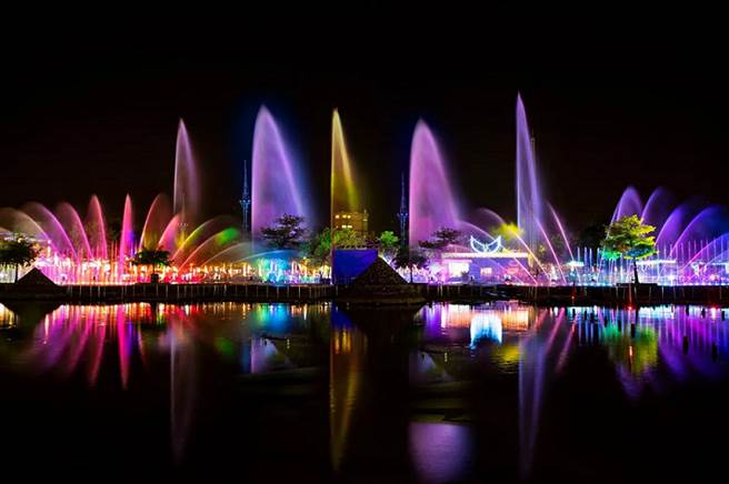 宜蘭國際童玩藝術節引進國內首見夜間高空立體燈光水舞秀，以及國內外專業團隊演出等豐富內容，從早到晚都能感受全新水漾魅力。（Klook提供）