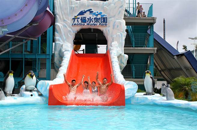  在六福村水樂園從6度C冰凍滑道上俯衝直下，享受從腳直竄腦門瞬間急凍的快感。（Klook提供）