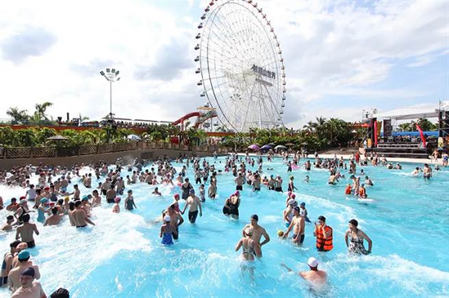 劍湖山世界水樂園內全台最長600秒6種浪形變換的驚濤快感的「維京巨浪」。（Klook提供）