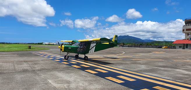 11架超輕航機10日從屏北皆豪飛行場直飛恆春機場落地，成了全國超輕航機首次降落民用機場跑道的首例。（屏縣府提供／謝佳潾屏東傳真）