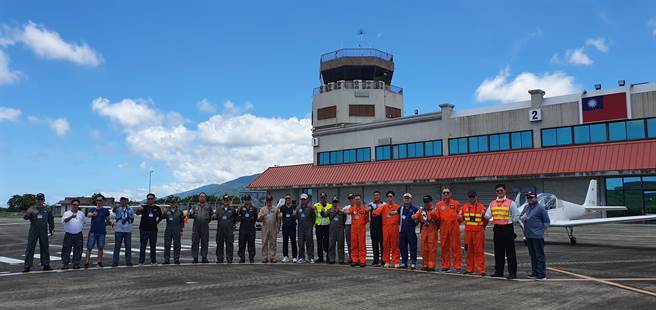11架超輕航機10日從屏北皆豪飛行場直飛恆春機場落地，成了全國超輕航機首次降落民用機場跑道的首例。（屏縣府提供／謝佳潾屏東傳真）