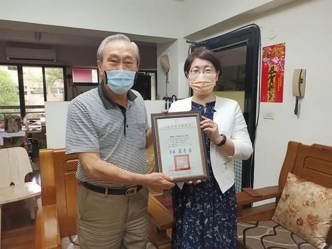 台中市文化局长陈佳君近日分别亲访艺师陈清辉，送交「文化资产登录证书」。（台中市文化局提供／陈淑芬台中传真）