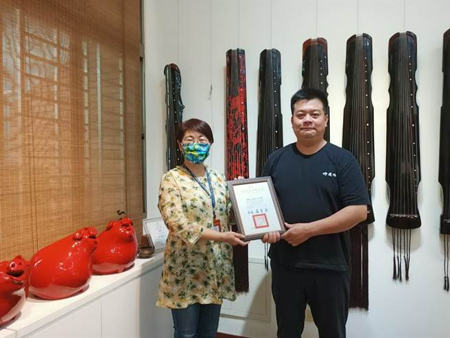 台中市文化局长陈佳君近日分别亲访艺师梁晊玮，送交「文化资产登录证书」。（台中市文化局提供／陈淑芬台中传真）